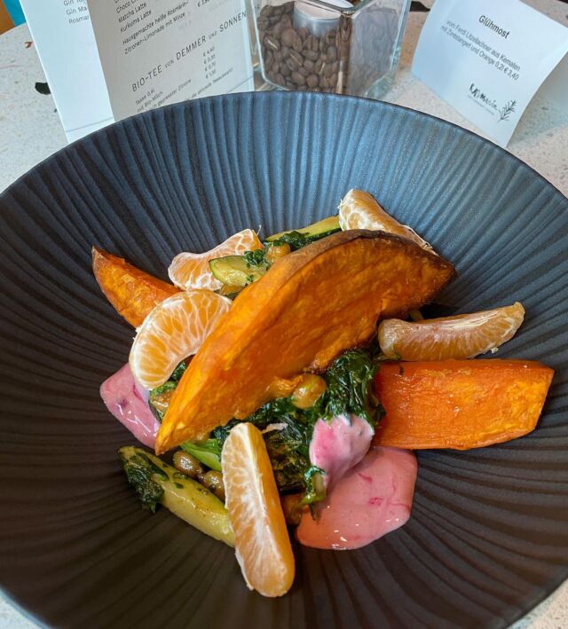 Weihnachtsfeier in St. Pölten, Vegan, Süßkartoffel mit Zucchini, Blattspinat, Kichererbsen, Mandarinen und einem Roten Rüben Joghurt, Lokal Rosmarin