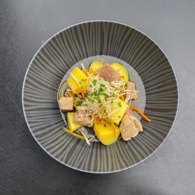 Weihnachtsfeier in St. Pölten, Veganer geschmorter Kürbis vom Mamauerhof mit Bio-Sellerie, Haselnuss-Chili-Kokosjoghurt und Jungzwiebel, Lokal Rosmarin