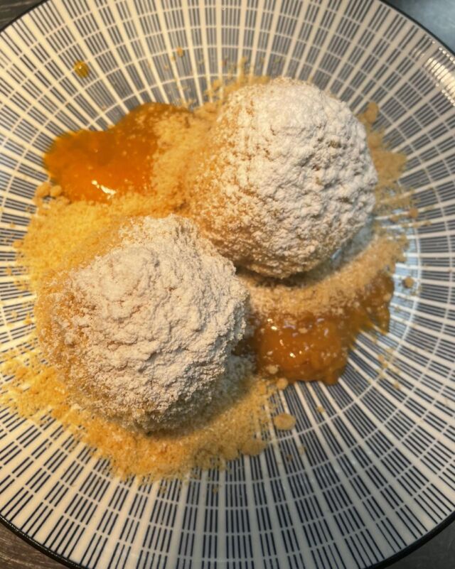 Weihnachtsfeier in St. Pölten, Marillenknödel mit Marillenröster, Lokal Rosmarin